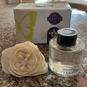 Scentsy Luna - Dahlia Darling Fragrance Flower